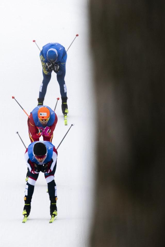 挪威滑雪选手冲刺终点，荣耀夺冠