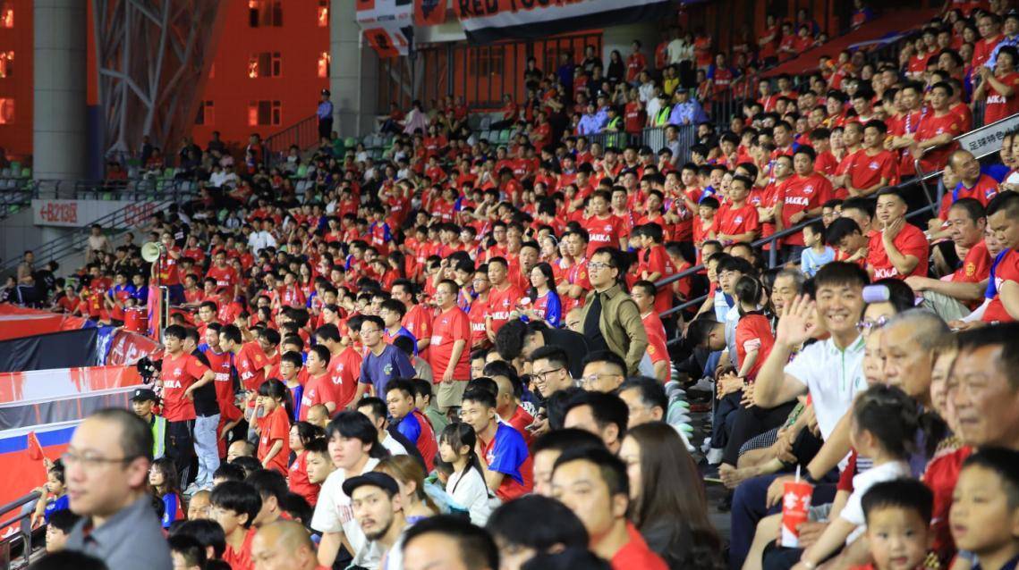 巴萨主场气氛火爆，球迷呐喊助威