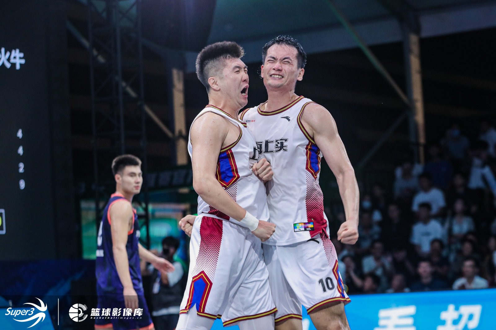 沙尔克反超对手，德甲争夺愈发激烈