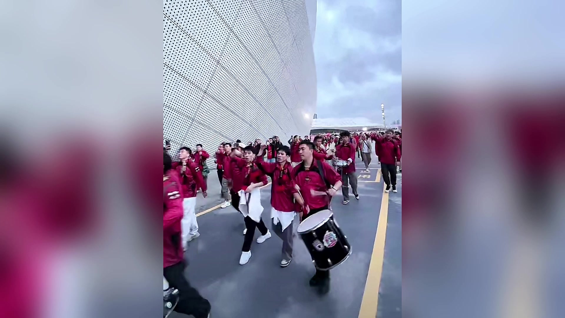 热闹的赛场场下球迷加油助威，赛场上精彩纷呈