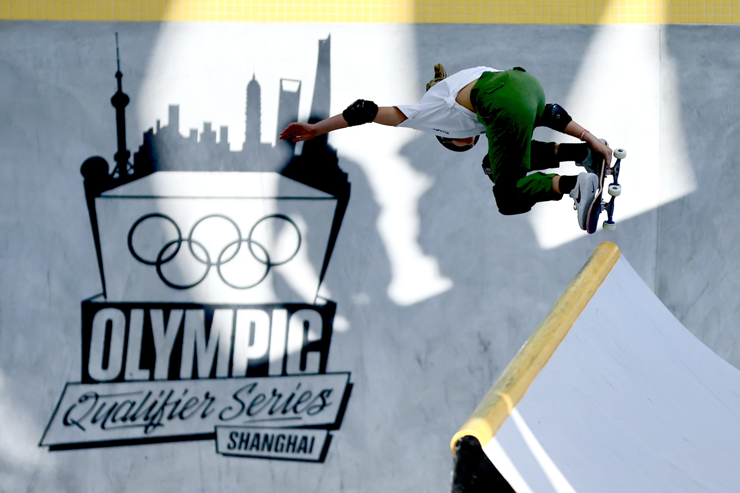 法国滑雪滑板选手娴熟技艺，登上领奖台！