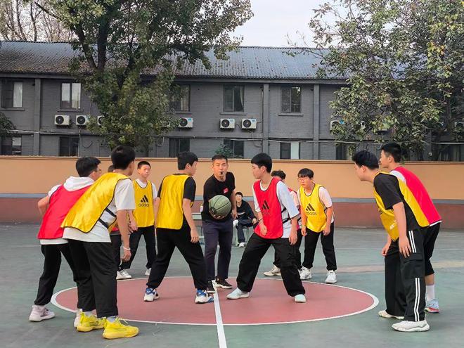 关于黄蜂队勇往直前，全队团结一致为荣誉而战的信息