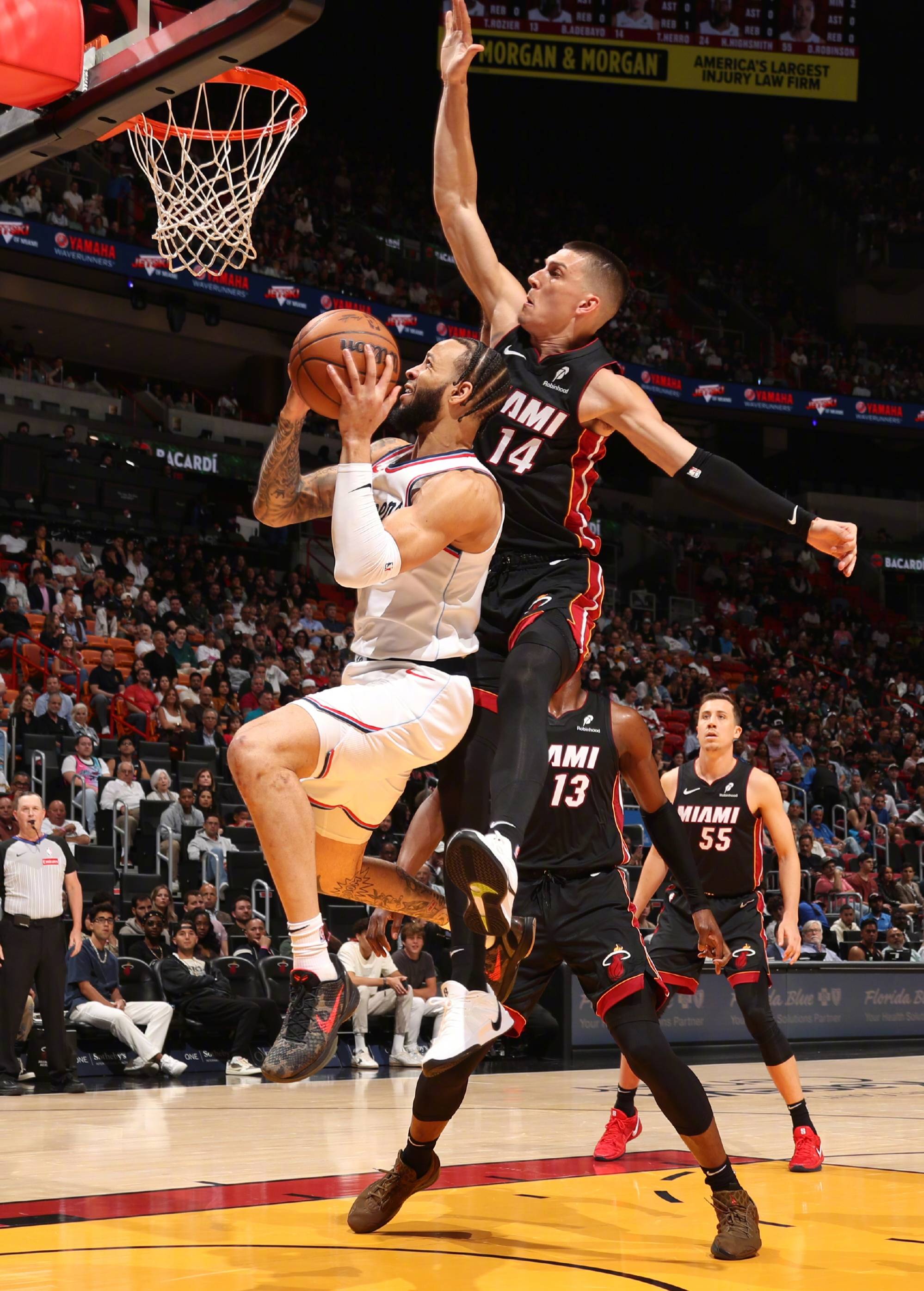 关于球员展现出色状态，球队迎来背靠背胜利的信息