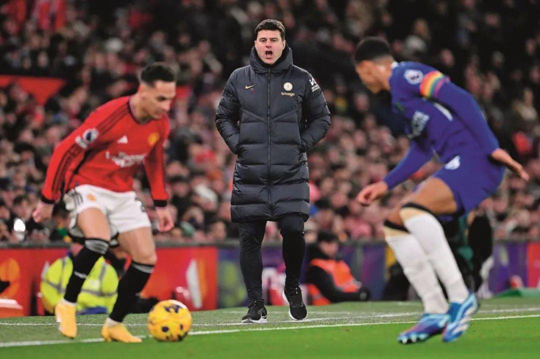 阿贾克斯遭遇争议红牌，本泽马乘势反超比分完成逆转的简单介绍