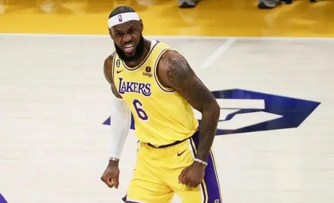  詹姆斯迎来十赛季高光表现，巴塞罗那球迷沸腾！