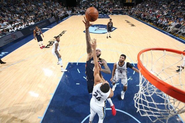  浓眉哥迎来十赛季高光表现，巴塞罗那球迷沸腾！